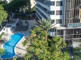 Camping Pas Cher vous présente avec son site Officiel campingpascher.fr, le Établissement Pierre & Vacances Hotel Salou Sunset classé 3 étoiles, situé sur la commune de Salou dans le département Tarragone (Catalogne) en Espagne. L'établissement Pierre & Vacances Hotel Salou Sunset, vous présente un hébergement de type chambre de 32 m² avec climatisation et télévision. L'établissement Pierre & Vacances Hotel Salou Sunset vous propose du mardi 30 mars au mardi 06 avril 2027 pour 7 nuits à 483€. Cette location propose 113 dates différentes pour réserver votre séjour. Découvrez également les 3 autres gammes d'hébergements du hôtel. Piscine extérieure, Canoë-kayak, Jet-ski, Ping-pong, Pédalo, Salle de jeux vidéo, Sports nautiques, Bar, Buffet,... En savoir plus : cliquez-ICI.