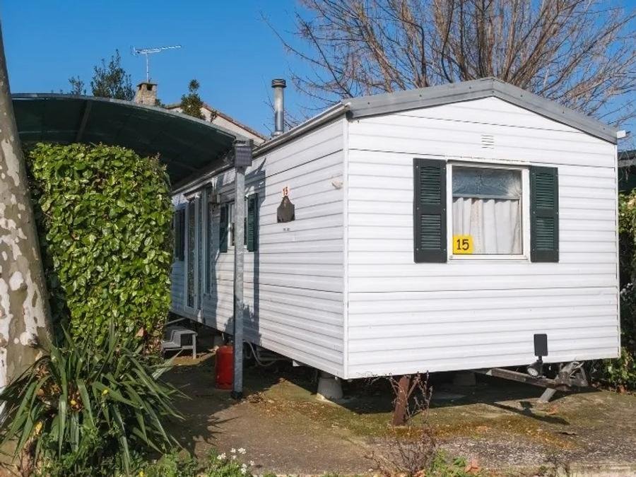 Camping Pas Cher vous présente avec son site Officiel campingpascher.fr, le Camping City classé 3 étoiles, situé sur la commune de Arles dans le département Bouches-du-rhône (Provence Alpes Côte D'azur) en France. Le camping City, vous présente un hébergement de type mobil-home de 24 m². Le camping City vous propose du dimanche 04 octobre au dimanche 11 octobre 2026 pour 7 nuits à 520€. Cette location propose 120 dates différentes pour réserver votre séjour. Découvrez également les 3 autres gammes d'hébergements du camping. Piscine extérieure, Animations familiales, Aire de jeux enfants, Pétanque, Salle de jeux vidéo, Bar, Boulangerie, Plats à emporter, Restaurant, Supermarché,... En savoir plus : cliquez-ICI.