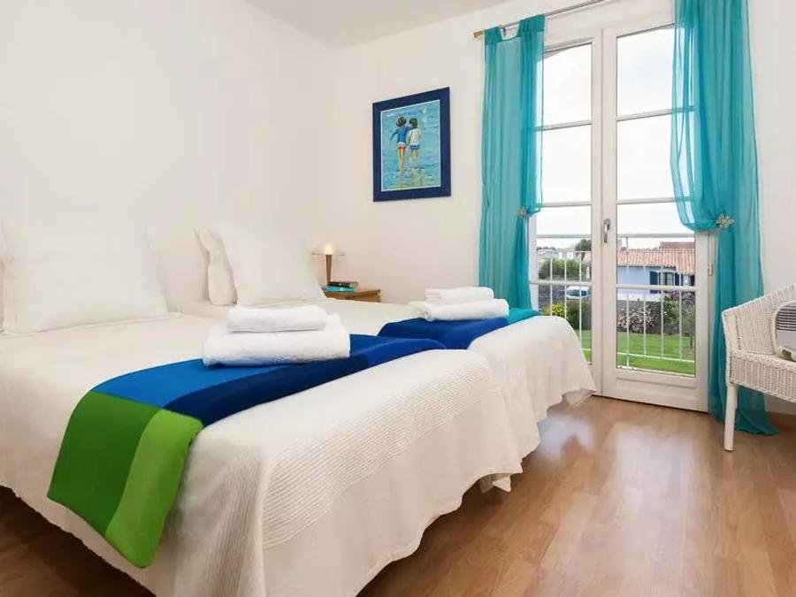 Camping Pas Cher vous présente avec son site Officiel campingpascher.fr, la Résidence Les Villas De Fontenelles, située sur la commune de L'aiguillon Sur Vie dans le département Vendée (Pays De La Loire) en France. La résidence Les Villas De Fontenelles, vous présente un hébergement de type villa de 86 m² pour 6 personnes et télévision. La résidence Les Villas De Fontenelles vous propose du sam. 29 août au sam. 05 septembre 2026, en promotion à -5% pour 7 nuits à 996,55 € au lieu de 1049,0 € soit une Économie de 52,45 €. Cette location propose 5 dates différentes pour réserver votre séjour. Découvrez également les 4 autres gammes d'hébergements de la résidence. Piscine extérieure, Golf, Bar,... En savoir plus : cliquez-ICI.