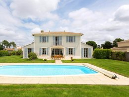 Camping Pas Cher vous présente avec son site Officiel campingpascher.fr, la Résidence Les Villas De Fontenelles, située sur la commune de L'aiguillon Sur Vie dans le département Vendée (Pays De La Loire) en France. La résidence Les Villas De Fontenelles, vous présente un hébergement de type villa de 86 m² pour 6 personnes et télévision. La résidence Les Villas De Fontenelles vous propose du sam. 29 août au sam. 05 septembre 2026, en promotion à -5% pour 7 nuits à 996,55 € au lieu de 1049,0 € soit une Économie de 52,45 €. Cette location propose 5 dates différentes pour réserver votre séjour. Découvrez également les 4 autres gammes d'hébergements de la résidence. Piscine extérieure, Golf, Bar,... En savoir plus : cliquez-ICI.