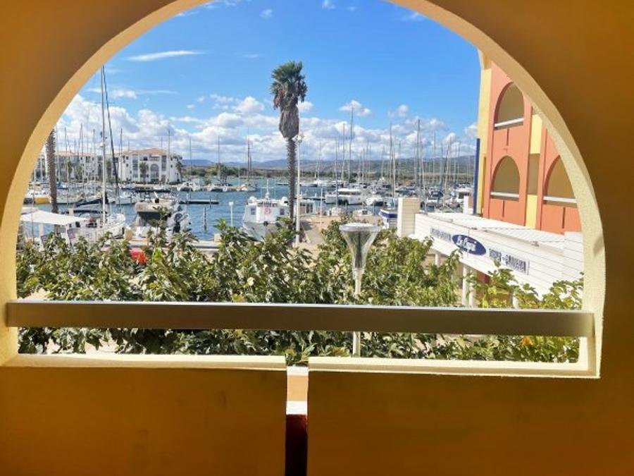Camping Pas Cher vous présente avec son site Officiel campingpascher.fr, le Camping VVF Port-Leucate, situé sur la commune de Leucate dans le département Aude (Languedoc Roussillon) en France. Le camping VVF Port-Leucate vous propose un hébergement de type appartement de 21 m² pour 3 personnes (télévision). Cet hébergement propose plus de 68 dates différentes pour réserver ! Pour dévouvrir la période la moins chère, consultez la rubrique 'Tarifs' et sélectionnez votre mois de départ. L'établissement vous propose 6 autres types d'hébergements. Découvrez tous nos séjours à petits prix dans la commune et aux alentours de Leucate du département : Aude (Languedoc Roussillon). Mer, Piscine chauffée, Piscine extérieure, Aire de jeux intérieure, Canoë-kayak, Planche à voile, Voile, kiteSurf, Boulangerie, Bureau de tabac, Épicerie,... En savoir plus : cliquez-ICI.