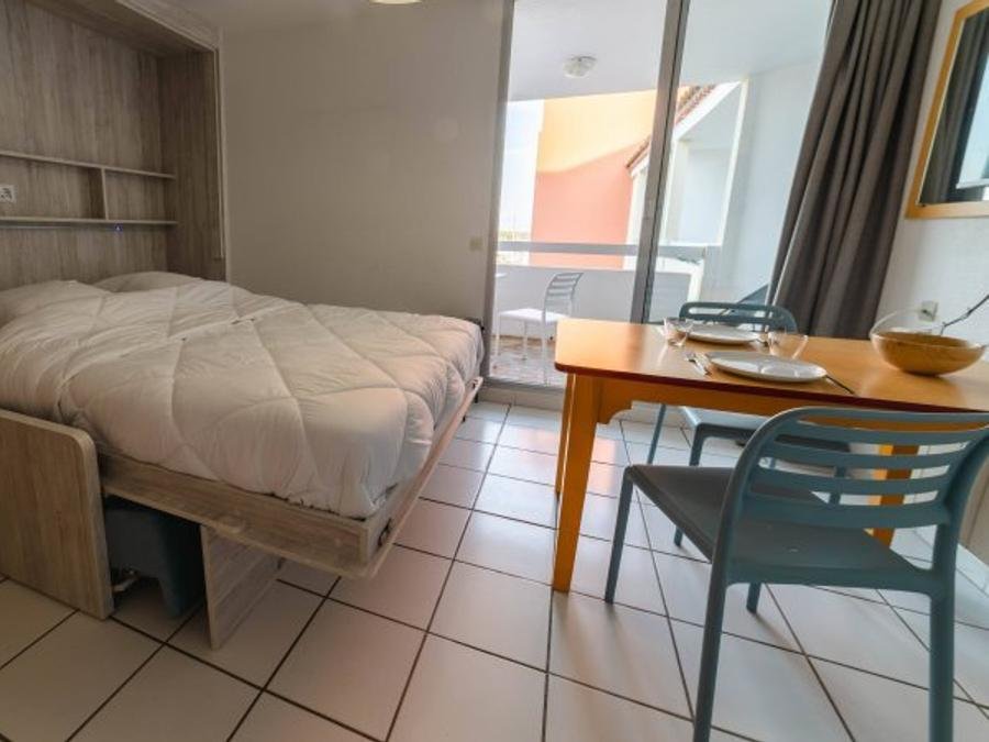 Camping Pas Cher vous présente avec son site Officiel campingpascher.fr, le Camping VVF Port-Leucate, situé sur la commune de Leucate dans le département Aude (Languedoc Roussillon) en France. Le camping VVF Port-Leucate vous propose un hébergement de type appartement de 21 m² pour 4 personnes (télévision). Cet hébergement propose plus de 82 dates différentes pour réserver ! Pour dévouvrir la période la moins chère, consultez la rubrique 'Tarifs' et sélectionnez votre mois de départ. L'établissement vous propose 6 autres types d'hébergements. Découvrez tous nos séjours à petits prix dans la commune et aux alentours de Leucate du département : Aude (Languedoc Roussillon). Mer, Piscine chauffée, Piscine extérieure, Aire de jeux intérieure, Canoë-kayak, Planche à voile, Voile, kiteSurf, Boulangerie, Bureau de tabac, Épicerie,... En savoir plus : cliquez-ICI.