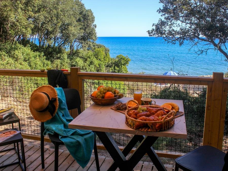 Camping Pas Cher vous présente avec son site Officiel campingpascher.fr, le Camping Naturiste Calella, situé sur la commune de Linguizzetta dans le département Corse Du Nord (Corse) en France. Le camping Naturiste Calella, vous présente un hébergement de type bungalow de 21 m² pour 2 personnes avec climatisation et télévision. Le camping Naturiste Calella vous proposeun séjour PAS CHER avec une REMISEdu mercredi 30 septembre au mercredi 07 octobre 2026, en promotion à -30% pour 7 nuits à 829,99 € au lieu de 1185,7 € soit une Économie de 355,71 €. Cette location propose 112 dates différentes pour réserver votre séjour. Découvrez également les 5 autres gammes d'hébergements du camping. Mer, Court de padel en extérieur, Sports nautiques, Terrain de beach-volley, Bar, Restaurant,... En savoir plus : cliquez-ICI.