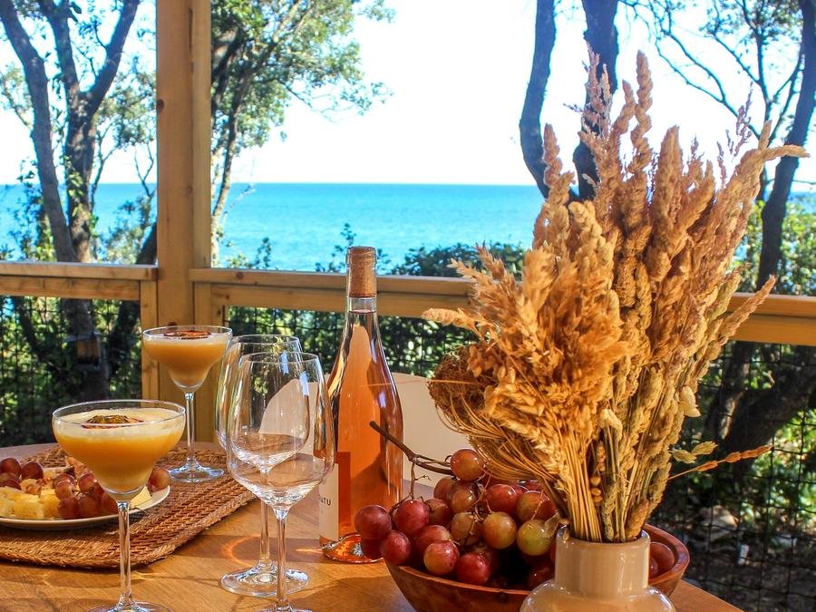 Camping Pas Cher vous présente avec son site Officiel campingpascher.fr, le Camping Naturiste Calella, situé sur la commune de Linguizzetta dans le département Corse Du Nord (Corse) en France. Le camping Naturiste Calella, vous présente un hébergement de type bungalow de 32 m² pour 4 personnes avec climatisation et télévision. Le camping Naturiste Calella vous proposeun séjour PAS CHER avec une REMISEdu jeudi 01 octobre au jeudi 08 octobre 2026, en promotion à -30% pour 7 nuits à 629,99 € au lieu de 899,99 € soit une Économie de 270 €. Cette location propose 144 dates différentes pour réserver votre séjour. Découvrez également les 5 autres gammes d'hébergements du camping. Mer, Court de padel en extérieur, Sports nautiques, Terrain de beach-volley, Bar, Restaurant,... En savoir plus : cliquez-ICI.