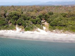 Camping Pas Cher vous présente avec son site Officiel campingpascher.fr, le Camping Naturiste Calella, situé sur la commune de Linguizzetta dans le département Corse Du Nord (Corse) en France. Le camping Naturiste Calella, vous présente un hébergement de type bungalow de 32 m² pour 4 personnes avec climatisation et télévision. Le camping Naturiste Calella vous proposeun séjour PAS CHER avec une REMISEdu jeudi 01 octobre au jeudi 08 octobre 2026, en promotion à -30% pour 7 nuits à 700,01 € au lieu de 1000,02 € soit une Économie de 300,01 €. Cette location propose 144 dates différentes pour réserver votre séjour. Découvrez également les 5 autres gammes d'hébergements du camping. Mer, Court de padel en extérieur, Sports nautiques, Terrain de beach-volley, Bar, Restaurant,... En savoir plus : cliquez-ICI.