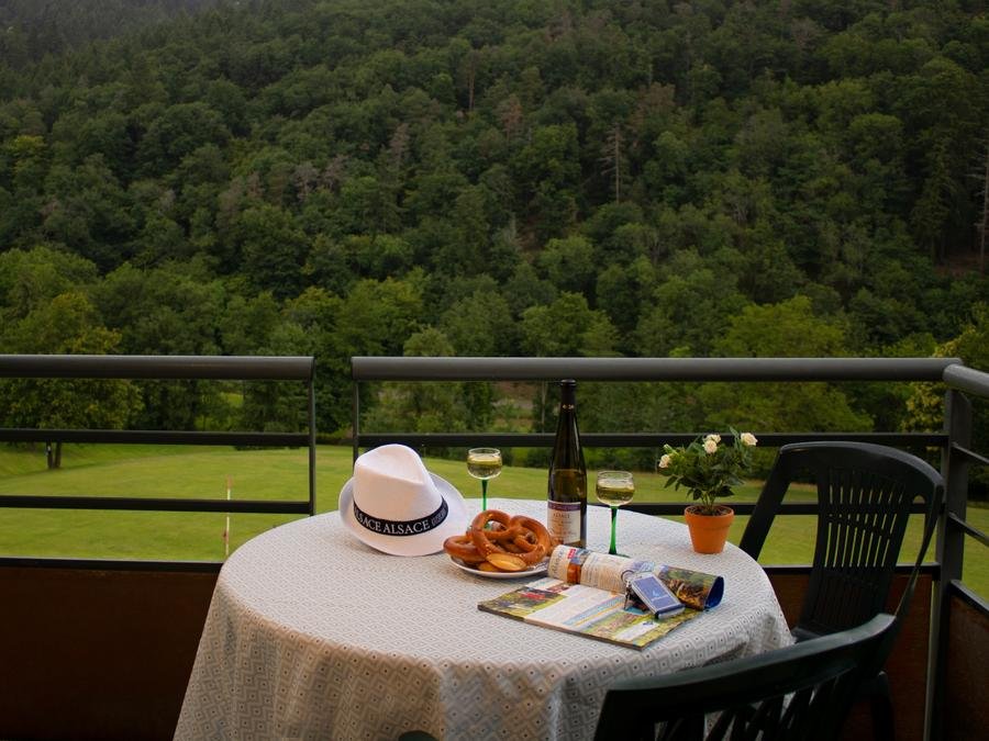 Camping Pas Cher vous présente avec son site Officiel campingpascher.fr, la Résidence Goélia - Le Domaine Du Golf classé 4 étoiles, située sur la commune de Ammerschwihr dans le département Haut-rhin (Alsace) en France. La résidence Goélia - Le Domaine Du Golf, vous présente un hébergement de type appartement de 45 m² et télévision. La résidence Goélia - Le Domaine Du Golf vous propose du sam. 27 mars au sam. 03 avril 2027, en promotion à -20% pour 7 nuits à 498,40 € au lieu de 623,0 € soit une Économie de 124,60 €. Cette location propose 19 dates différentes pour réserver votre séjour. Découvrez également les 4 autres gammes d'hébergements de la résidence. Piscine chauffée, Piscine couverte, Golf, Boulangerie, Restaurant, Supermarché,... En savoir plus : cliquez-ICI.