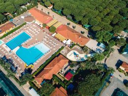 Camping Pas Cher vous présente avec son site Officiel campingpascher.fr, le Camping Club Del Sole Le Gorette Cecina Easy Village classé 3 étoiles, situé sur la commune de Cecina dans le département Livourne (Toscane) en Italie. Le camping Club Del Sole Le Gorette Cecina Easy Village, vous présente un hébergement de type lodge de 34 m² pour 4 personnes avec climatisation et télévision. Le camping Club Del Sole Le Gorette Cecina Easy Village vous propose du sam. 19 septembre au sam. 26 septembre 2026 pour 7 nuits à 672.5€. Cette location propose 23 dates différentes pour réserver votre séjour. Découvrez également les 5 autres gammes d'hébergements du camping. Bassin enfant, Piscine extérieure, Club enfants, Pétanque, Terrain de basketball, Terrain de beach-volley, Terrain de football, Bar, Brasserie, Restaurant, Épicerie,... En savoir plus : cliquez-ICI.