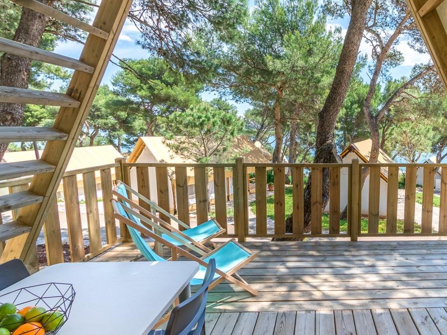 Camping Pas Cher vous présente avec son site Officiel campingpascher.fr, le Camping Arena One99 Glamping classé 4 étoiles, situé sur la commune de Medulin dans le département Istrie (Istrie) en Croatie. Le camping Arena One99 Glamping, vous présente un hébergement de type tente de 25 m² pour 4 personnes avec climatisation et télévision. Le camping Arena One99 Glamping vous propose du sam. 12 septembre au sam. 19 septembre 2026 pour 7 nuits à 849€. Cette location propose 24 dates différentes pour réserver votre séjour. Découvrez également les 7 autres gammes d'hébergements du camping. Mer, Club ados, Club enfants, Aire de jeux enfants, Aire de jeux forestière, Canoë-kayak, Canyoning, Club enfant de nuit, Jet-ski, Location de bateaux, Paddle, Planche à voile, Pédalo, Ski nautique, Sports nautiques, Surf, Bar, Boulangerie, Bureau de tabac, Restaurant, Station-service,... En savoir plus : cliquez-ICI.
