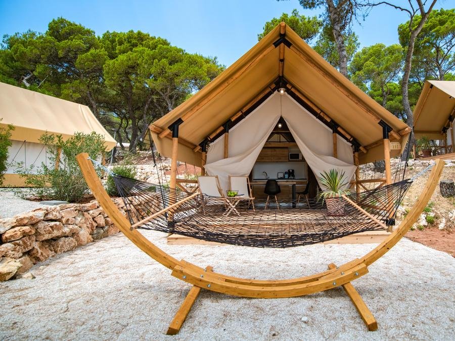 Camping Pas Cher vous présente avec son site Officiel campingpascher.fr, le Camping Arena One99 Glamping classé 4 étoiles, situé sur la commune de Medulin dans le département Istrie (Istrie) en Croatie. Le camping Arena One99 Glamping, vous présente un hébergement de type tente de 22 m² pour 4 personnes avec climatisation et télévision. Le camping Arena One99 Glamping vous propose du vendredi 18 septembre au vendredi 25 septembre 2026 pour 7 nuits à 1040€. Cette location propose 11 dates différentes pour réserver votre séjour. Découvrez également les 7 autres gammes d'hébergements du camping. Mer, Club ados, Club enfants, Aire de jeux enfants, Aire de jeux forestière, Canoë-kayak, Canyoning, Club enfant de nuit, Jet-ski, Location de bateaux, Paddle, Planche à voile, Pédalo, Ski nautique, Sports nautiques, Surf, Bar, Boulangerie, Bureau de tabac, Restaurant, Station-service,... En savoir plus : cliquez-ICI.