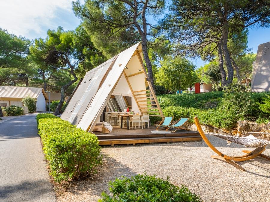 Camping Pas Cher vous présente avec son site Officiel campingpascher.fr, le Camping Arena One99 Glamping classé 4 étoiles, situé sur la commune de Medulin dans le département Istrie (Istrie) en Croatie. Le camping Arena One99 Glamping, vous présente un hébergement de type tente de 25 m² pour 4 personnes avec climatisation et télévision. Le camping Arena One99 Glamping vous propose du sam. 12 septembre au sam. 19 septembre 2026 pour 7 nuits à 917€. Cette location propose 14 dates différentes pour réserver votre séjour. Découvrez également les 7 autres gammes d'hébergements du camping. Mer, Club ados, Club enfants, Aire de jeux enfants, Aire de jeux forestière, Canoë-kayak, Canyoning, Club enfant de nuit, Jet-ski, Location de bateaux, Paddle, Planche à voile, Pédalo, Ski nautique, Sports nautiques, Surf, Bar, Boulangerie, Bureau de tabac, Restaurant, Station-service,... En savoir plus : cliquez-ICI.