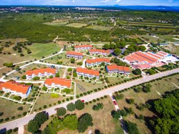 Camping Pas Cher vous présente avec son site Officiel campingpascher.fr, la Résidence Arena Kažela Apartments classé 3 étoiles, située sur la commune de Medulin dans le département Istrie (Istrie) en Croatie. La résidence Arena Kažela Apartments, vous présente un hébergement de type appartement de 28 m² pour 3 personnes avec climatisation et télévision. La résidence Arena Kažela Apartments vous propose du jeudi 17 septembre au jeudi 24 septembre 2026 pour 7 nuits à 623€. Cette location propose 25 dates différentes pour réserver votre séjour. Découvrez également les 2 autres gammes d'hébergements de la résidence. Mer, Piscine extérieure, Club ados, Club enfants, Aire de jeux enfants, Canoë-kayak, Club enfant de nuit, Court de tennis, Jet-ski, Location de bateaux, Paddle, Ping-pong, Planche à voile, Plongée, Pédalo, Pétanque, Ski nautique, Terrain de badminton, Terrain de beach-volley, Bar, Boulangerie, Restaurant, Station-service, Supermarché,... En savoir plus : cliquez-ICI.