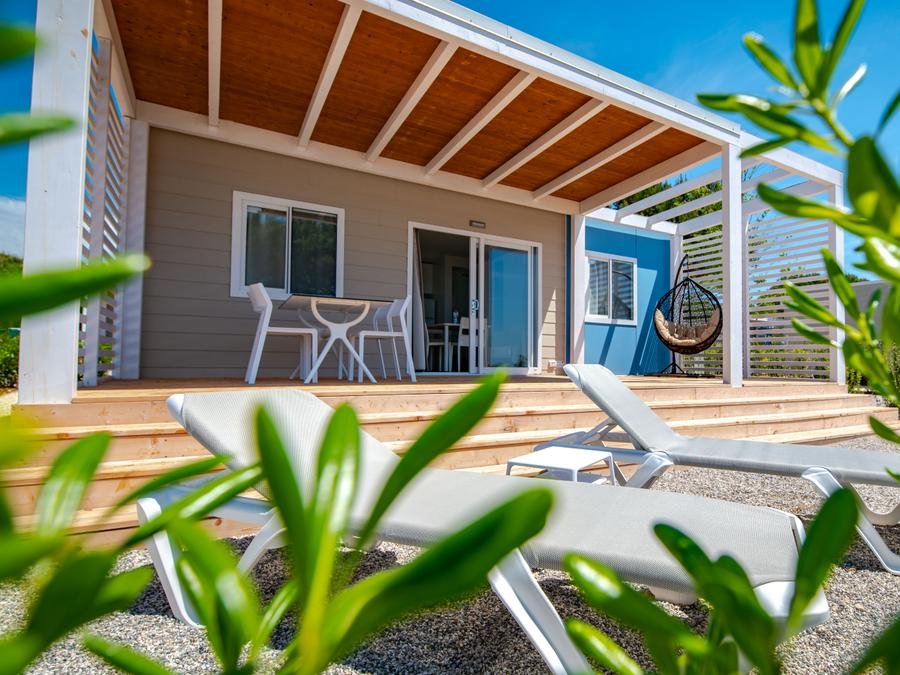 Camping Pas Cher vous présente avec son site Officiel campingpascher.fr, le Camping Arena Grand Kažela Homes classé 4 étoiles, situé sur la commune de Medulin dans le département Istrie (Istrie) en Croatie. Le camping Arena Grand Kažela Homes, vous présente un hébergement de type mobil-home de 30 m² pour 5 personnes avec climatisation et télévision. Le camping Arena Grand Kažela Homes vous propose du sam. 06 juin au sam. 13 juin 2026 pour 7 nuits à 993€. Cette location propose 2 dates différentes pour réserver votre séjour. Découvrez également les 4 autres gammes d'hébergements du camping. Mer, Bassin enfant, Piscine extérieure, Animations familiales, Club ados, Club enfants, Aire de jeux enfants, Aire de jeux intérieure, Canoë-kayak, Club enfant de nuit, Court de tennis, Jet-ski, Location de bateaux, Paddle, Ping-pong, Planche à voile, Plongée, Pédalo, Ski nautique, Sports nautiques, Surf, Terrain de badminton, Terrain de beach-volley, Bar, Boulangerie, Bureau de tabac, Restaurant, Snack/Bar, Station-service, Supermarché,... En savoir plus : cliquez-ICI.