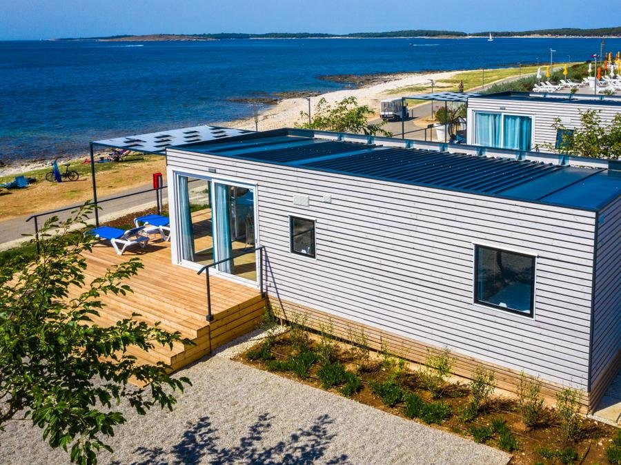 Camping Pas Cher vous présente avec son site Officiel campingpascher.fr, le Camping Arena Grand Kažela Homes, situé sur la commune de Medulin dans le département Istrie (Istrie) en Croatie. Le camping Arena Grand Kažela Homes vous propose un hébergement de type mobil-home de 40 m². L'établissement vous propose 4 autres types d'hébergements. Découvrez tous nos séjours à petits prix dans la commune et aux alentours de Medulin du département : Istrie (Istrie). Piscine extérieure, Animations familiales, Club ados, Club enfants, Court de tennis, Ping-pong, Terrain de badminton, Terrain de beach-volley, Bar, Restaurant,... En savoir plus : cliquez-ICI.