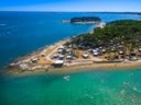 Camping Pas Cher vous présente avec son site Officiel campingpascher.fr, le Camping Arena Medulin Mobile Homes classé 3 étoiles, situé sur la commune de Medulin dans le département Istrie (Istrie) en Croatie. Le camping Arena Medulin Mobile Homes, vous présente un hébergement de type mobil-home de 24 m² pour 5 personnes avec climatisation et télévision. Le camping Arena Medulin Mobile Homes vous propose du sam. 29 août au sam. 05 septembre 2026 pour 7 nuits à 1078€. Cette location propose 9 dates différentes pour réserver votre séjour. Découvrez également les 4 autres gammes d'hébergements du camping. Mer, Club ados, Club enfants, Aire de jeux enfants, Canoë-kayak, Club enfant de nuit, Court de tennis, Jet-ski, Location de bateaux, Paddle, Ping-pong, Planche à voile, Plongée, Pédalo, Ski nautique, Sports nautiques, Terrain de basketball, Terrain de beach-volley, Terrain de football, Bar, Bureau de tabac, Restaurant, Supermarché,... En savoir plus : cliquez-ICI.