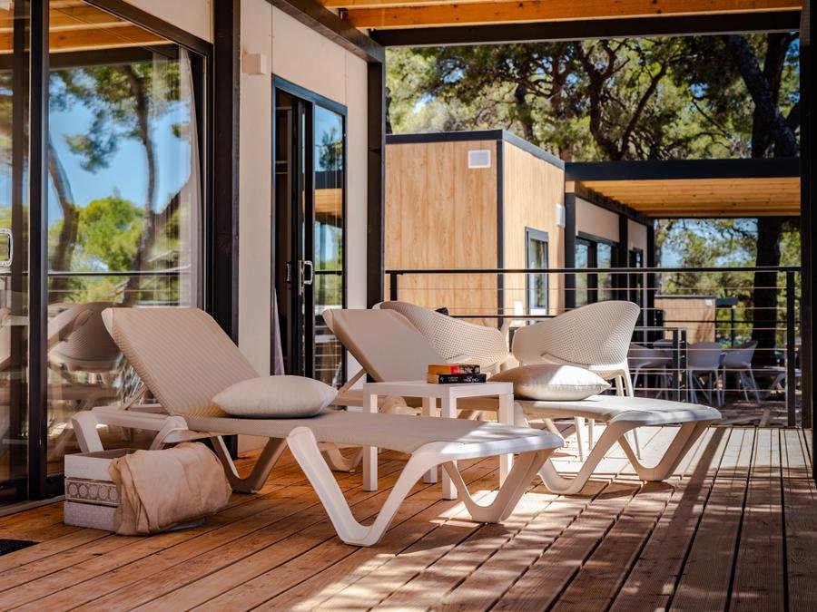 Camping Pas Cher vous présente avec son site Officiel campingpascher.fr, le Camping Arena Stoja Homes classé 4 étoiles, situé sur la commune de Pula dans le département Istrie (Istrie) en Croatie. Le camping Arena Stoja Homes, vous présente un hébergement de type mobil-home de 46 m² pour 6 personnes avec climatisation et télévision. Le camping Arena Stoja Homes vous propose du mardi 22 septembre au mardi 29 septembre 2026 pour 7 nuits à 1173€. Cette location propose 3 dates différentes pour réserver votre séjour. Découvrez également les 7 autres gammes d'hébergements du camping. Mer, Animation enfants, Club enfants, Aire de jeux enfants, Canoë-kayak, Club enfant de nuit, Jet-ski, Location de bateaux, Paddle, Plongée, Pédalo, Ski nautique, Sports nautiques, Terrain de badminton, Terrain de basketball, Terrain de beach-volley, Terrain de football, kiteSurf, Bar, Boulangerie, Restaurant, Supermarché, Épicerie,... En savoir plus : cliquez-ICI.