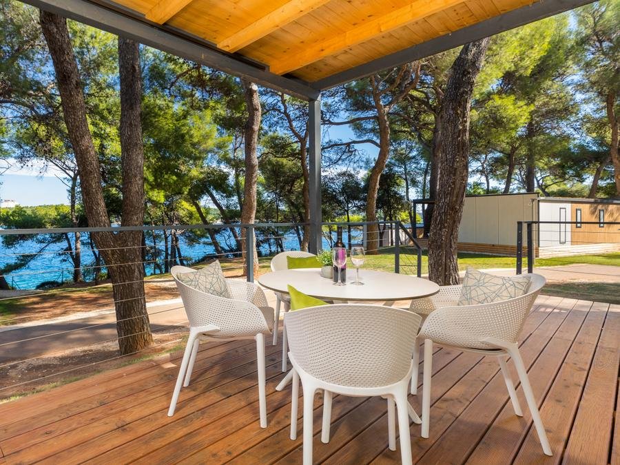 Camping Pas Cher vous présente avec son site Officiel campingpascher.fr, le Camping Arena Stoja Homes classé 4 étoiles, situé sur la commune de Pula dans le département Istrie (Istrie) en Croatie. Le camping Arena Stoja Homes vous propose un hébergement de type mobil-home de 46 m² pour 6 personnes avec climatisation (télévision). L'établissement vous propose 7 autres types d'hébergements. Découvrez tous nos séjours à petits prix dans la commune et aux alentours de Pula du département : Istrie (Istrie). Animations familiales, Aire de jeux enfants, Plongée, Terrain de badminton, Terrain de basketball, Terrain de beach-volley, Terrain de football, Bar, Restaurant,... En savoir plus : cliquez-ICI.