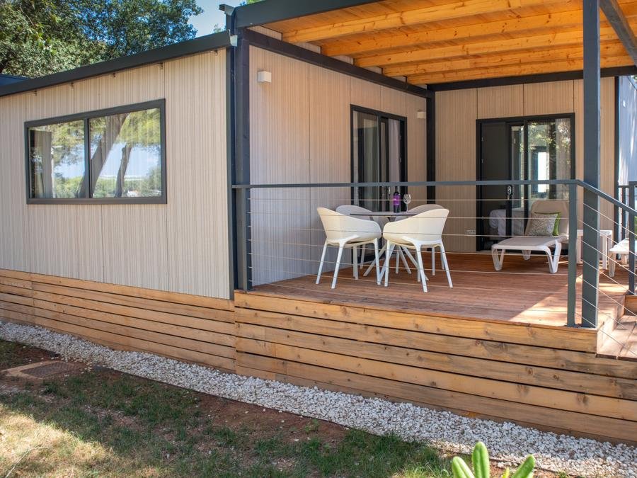 Camping Pas Cher vous présente avec son site Officiel campingpascher.fr, le Camping Arena Stoja Homes classé 4 étoiles, situé sur la commune de Pula dans le département Istrie (Istrie) en Croatie. Le camping Arena Stoja Homes vous propose un hébergement de type mobil-home de 57 m² pour 5 personnes avec climatisation (télévision). L'établissement vous propose 7 autres types d'hébergements. Découvrez tous nos séjours à petits prix dans la commune et aux alentours de Pula du département : Istrie (Istrie). Animations familiales, Aire de jeux enfants, Plongée, Terrain de badminton, Terrain de basketball, Terrain de beach-volley, Terrain de football, Bar, Restaurant,... En savoir plus : cliquez-ICI.
