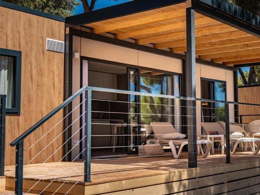 Camping Pas Cher vous présente avec son site Officiel campingpascher.fr, le Camping Arena Stoja Homes classé 4 étoiles, situé sur la commune de Pula dans le département Istrie (Istrie) en Croatie. Le camping Arena Stoja Homes, vous présente un hébergement de type mobil-home de 46 m² pour 6 personnes avec climatisation et télévision. Le camping Arena Stoja Homes vous propose du sam. 26 septembre au sam. 03 octobre 2026 pour 7 nuits à 1279€. Cette location propose 1 dates différentes pour réserver votre séjour. Découvrez également les 7 autres gammes d'hébergements du camping. Mer, Animation enfants, Club enfants, Aire de jeux enfants, Canoë-kayak, Club enfant de nuit, Jet-ski, Location de bateaux, Paddle, Plongée, Pédalo, Ski nautique, Sports nautiques, Terrain de badminton, Terrain de basketball, Terrain de beach-volley, Terrain de football, kiteSurf, Bar, Boulangerie, Restaurant, Supermarché, Épicerie,... En savoir plus : cliquez-ICI.