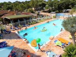 Camping Pas Cher vous présente avec son site Officiel campingpascher.fr, le Camping Les Lauriers Roses classé 4 étoiles, situé sur la commune de Saint Aygulf dans le département Var (Provence Alpes Côte D'azur) en France. Le camping Les Lauriers Roses, vous présente un hébergement de type hébergement insolite de 16 m² pour 4 personnes. Le camping Les Lauriers Roses vous propose du sam. 29 août au sam. 05 septembre 2026 pour 7 nuits à 341€. Cette location propose 9 dates différentes pour réserver votre séjour. Découvrez également les 13 autres gammes d'hébergements du camping. Piscine extérieure, Aire de jeux enfants, Baby-foot, Canoë-kayak, Centre équestre, Court de tennis, Golf, Parcours sportif, Ping-pong, Piscine, Planche à voile, Pétanque, Ski nautique, Terrain de volley-ball, Voile, Bar, Restaurant, Supermarché,... En savoir plus : cliquez-ICI.