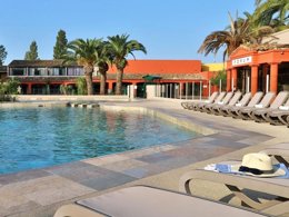 Camping Pas Cher vous présente avec son site Officiel campingpascher.fr, la Résidence SOWELL - Les Hameaux De La Camargue classé 4 étoiles, située sur la commune de Arles dans le département Bouches-du-rhône (Provence Alpes Côte D'azur) en France. La résidence SOWELL - Les Hameaux De La Camargue, vous présente un hébergement de type studio. La résidence SOWELL - Les Hameaux De La Camargue vous propose du vendredi 09 octobre au vendredi 16 octobre 2026 pour 7 nuits à 482€. Cette location propose 62 dates différentes pour réserver votre séjour. Découvrez également les 1 autres gammes d'hébergements de la résidence. Piscine chauffée, Piscine extérieure, Animations familiales, Club ados, Club enfants, Aire de jeux enfants, Court de padel couvert, Pétanque, Terrain de badminton, Terrain de beach-volley, Terrain multisports, Bar,... En savoir plus : cliquez-ICI.