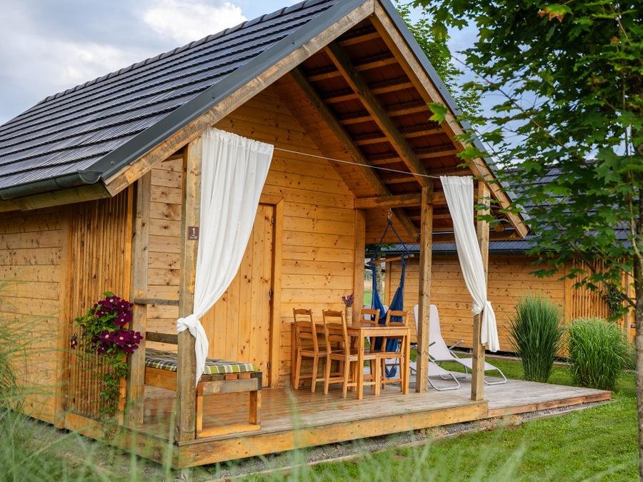 Camping Pas Cher vous présente avec son site Officiel campingpascher.fr, le Camping Glamping Kolpa Resort classé 2 étoiles, situé sur la commune de Gradac dans le département Split-dalmatien (Dalmatie) en Croatie. Le camping Glamping Kolpa Resort vous propose un hébergement de type chalet de 22 m². Cet hébergement propose plus de 61 dates différentes pour réserver ! Pour dévouvrir la période la moins chère, consultez la rubrique 'Tarifs' et sélectionnez votre mois de départ. L'établissement vous propose 6 autres types d'hébergements. Découvrez tous nos séjours à petits prix dans la commune et aux alentours de Gradac du département : Split-dalmatien (Dalmatie). Piscine extérieure, Cyclisme, Randonnée,... En savoir plus : cliquez-ICI.