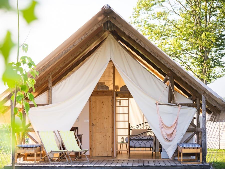 Camping Pas Cher vous présente avec son site Officiel campingpascher.fr, le Camping Glamping Kolpa Resort classé 2 étoiles, situé sur la commune de Gradac dans le département Split-dalmatien (Dalmatie) en Croatie. Le camping Glamping Kolpa Resort, vous présente un hébergement de type tente en toile et bois de 40 m². Le camping Glamping Kolpa Resort vous propose du dimanche 06 septembre au dimanche 13 septembre 2026 pour 7 nuits à 1331€. Cette location propose 9 dates différentes pour réserver votre séjour. Découvrez également les 6 autres gammes d'hébergements du camping. Piscine extérieure, Cyclisme, Randonnée,... En savoir plus : cliquez-ICI.
