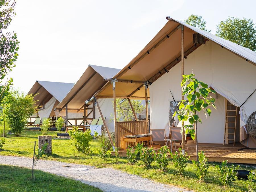 Camping Pas Cher vous présente avec son site Officiel campingpascher.fr, le Camping Glamping Kolpa Resort classé 2 étoiles, situé sur la commune de Gradac dans le département Split-dalmatien (Dalmatie) en Croatie. Le camping Glamping Kolpa Resort vous propose un hébergement de type tente en toile et bois de 44 m². L'établissement vous propose 6 autres types d'hébergements. Découvrez tous nos séjours à petits prix dans la commune et aux alentours de Gradac du département : Split-dalmatien (Dalmatie). Piscine extérieure, Cyclisme, Randonnée,... En savoir plus : cliquez-ICI.