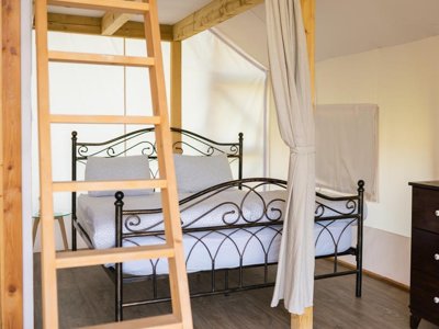 Cliquez pour découvrir toutes les photos de l'HÉBERGEMENT ! tente en toile et bois - Glamping Kolpa Resort photo 4
