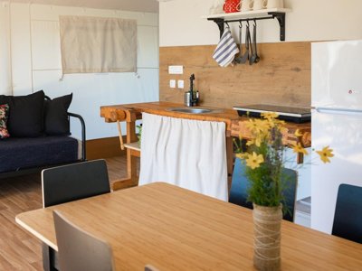 Cliquez pour découvrir toutes les photos de l'HÉBERGEMENT ! tente en toile et bois - Glamping Kolpa Resort photo 7