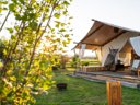 Cliquez pour découvrir toutes les photos de l'HÉBERGEMENT ! tente en toile et bois - camping Glamping Kolpa Resort photo 2