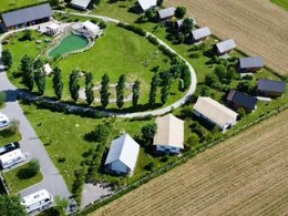 Camping Pas Cher vous présente avec son site Officiel campingpascher.fr, le Camping Glamping Kolpa Resort classé 2 étoiles, situé sur la commune de Gradac dans le département Split-dalmatien (Dalmatie) en Croatie. Le camping Glamping Kolpa Resort vous propose un hébergement de type tente en toile et bois de 44 m². L'établissement vous propose 6 autres types d'hébergements. Découvrez tous nos séjours à petits prix dans la commune et aux alentours de Gradac du département : Split-dalmatien (Dalmatie). Piscine extérieure, Cyclisme, Randonnée,... En savoir plus : cliquez-ICI.