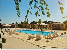 Camping Pas Cher vous présente avec son site Officiel campingpascher.fr, le Camping Autocamp Peros classé 4 étoiles, situé sur la commune de Zaton dans le département Zadar (Dalmatie) en Croatie. Le camping Autocamp Peros vous propose un hébergement de type mobil-home pour 1 personne avec climatisation. L'établissement vous propose un autre type d'hébergement. Découvrez tous nos séjours à petits prix dans la commune et aux alentours de Zaton du département : Zadar (Dalmatie). Piscine extérieure, Canoë-kayak, Cyclisme, Randonnée, Surf,... En savoir plus : cliquez-ICI.