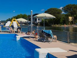 Camping Pas Cher vous présente avec son site Officiel campingpascher.fr, le Camping Italia Lido classé 3 étoiles, situé sur la commune de Castelletto Sopra Ticino dans le département Novare (Piémont) en Italie. Le camping Italia Lido, vous présente un hébergement de type mobil-home de 24 m² avec climatisation. Le camping Italia Lido vous proposeun séjour PAS CHER avec une REMISEdu sam. 26 septembre au sam. 03 octobre 2026, en promotion à -42% pour 7 nuits à 220 € au lieu de 385,0 € soit une Économie de 165 €. Cette location propose 7 dates différentes pour réserver votre séjour. Découvrez également les 2 autres gammes d'hébergements du camping. Lac, Piscine extérieure, Animations familiales, Aire de jeux enfants, Baby-foot, Parcours sportif, Ping-pong, Piscine, Pétanque, Terrain de beach-volley, Terrain de football, Terrain de volley-ball, Pizzeria, Plats à emporter, Restaurant,... En savoir plus : cliquez-ICI.