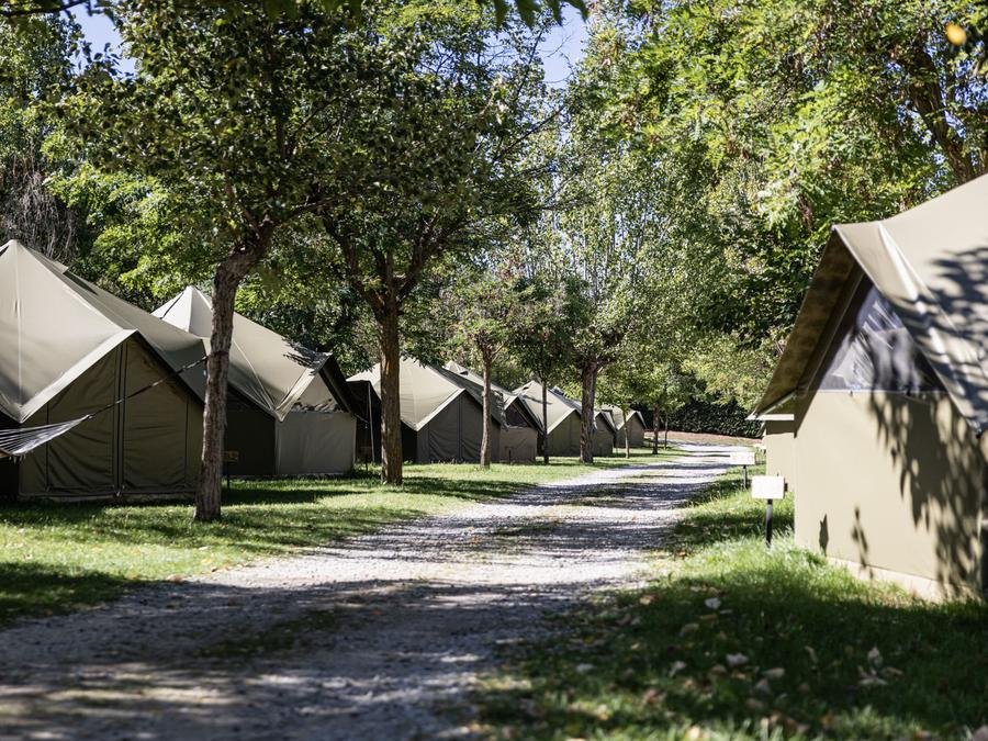 Camping Pas Cher vous présente avec son site Officiel campingpascher.fr, le Camping Basecamps Cerdanya, situé sur la commune de Queixans dans le département Gérone (Catalogne) en Espagne. Le camping Basecamps Cerdanya, vous présente un hébergement de type tente de 16 m² pour 4 personnes. Le camping Basecamps Cerdanya vous propose du vendredi 04 septembre au vendredi 11 septembre 2026 pour 7 nuits à 563€. Cette location propose 63 dates différentes pour réserver votre séjour. Découvrez également les 7 autres gammes d'hébergements du camping. Piscine extérieure, Animation enfants, Aire de jeux enfants, Randonnée, Restaurant,... En savoir plus : cliquez-ICI.