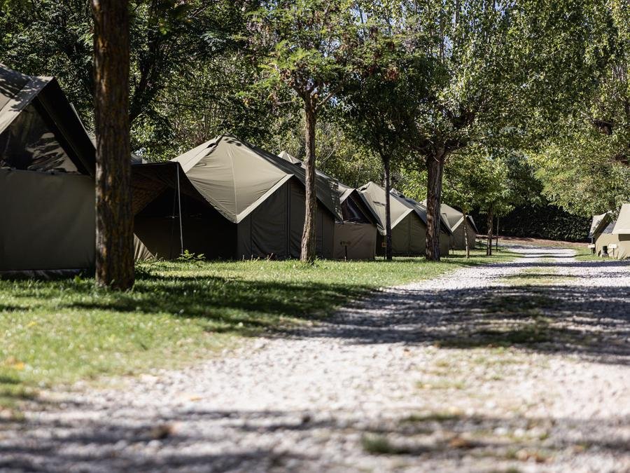 Camping Pas Cher vous présente avec son site Officiel campingpascher.fr, le Camping Basecamps Cerdanya, situé sur la commune de Queixans dans le département Gérone (Catalogne) en Espagne. Le camping Basecamps Cerdanya, vous présente un hébergement de type tente de 16 m² pour 2 personnes. Le camping Basecamps Cerdanya vous propose du vendredi 04 septembre au vendredi 11 septembre 2026 pour 7 nuits à 528€. Cette location propose 53 dates différentes pour réserver votre séjour. Découvrez également les 7 autres gammes d'hébergements du camping. Piscine extérieure, Animation enfants, Aire de jeux enfants, Randonnée, Restaurant,... En savoir plus : cliquez-ICI.