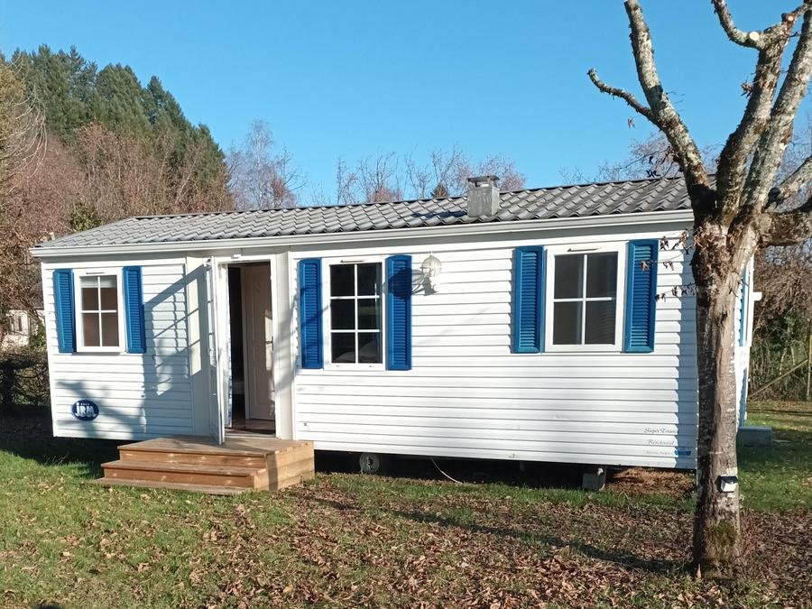 Camping Pas Cher vous présente avec son site Officiel campingpascher.fr, le Camping Baroudeurs classé 3 étoiles, situé sur la commune de Lagrauliere dans le département Corrèze (Limousin) en France. Le camping Baroudeurs, vous présente un hébergement de type mobil-home de 30 m². Le camping Baroudeurs vous propose du vendredi 02 octobre au vendredi 09 octobre 2026 pour 7 nuits à 451€. Cette location propose 48 dates différentes pour réserver votre séjour. Découvrez également les 4 autres gammes d'hébergements du camping. Piscine extérieure, Randonnée, Pizzeria, Restaurant,... En savoir plus : cliquez-ICI.