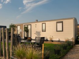 Camping Pas Cher vous présente avec son site Officiel campingpascher.fr, le Camping Siblu Duinzicht classé 4 étoiles, situé sur la commune de Koudekerke dans le département Veere (Zélande) au Pays-bas. Le camping Siblu Duinzicht, vous présente un hébergement de type chalet de 44 m² pour 4 personnes avec climatisation et télévision. Le camping Siblu Duinzicht vous proposeun séjour PAS CHER avec une REMISEdu vendredi 21 août au vendredi 28 août 2026, en promotion à -30% pour 7 nuits à 837,90 € au lieu de 1197,0 € soit une Économie de 359,10 €. Cette location propose 82 dates différentes pour réserver votre séjour. Découvrez également les 5 autres gammes d'hébergements du camping. Mer, Animation enfants, Animations familiales, Club ados, Aire de jeux enfants, Aire de jeux intérieure, Trampoline, Bar, Restaurant,... En savoir plus : cliquez-ICI.