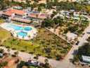 Camping Pas Cher vous présente avec son site Officiel campingpascher.fr, le Camping Albufeira classé 4 étoiles, situé sur la commune de Albufeira dans le département Algarve - Portugal (Algarve) au Portugal. Le camping Albufeira, vous présente un hébergement de type mini-maison. Le camping Albufeira vous propose du sam. 24 octobre au sam. 31 octobre 2026, en promotion à -29% pour 7 nuits à 329 € au lieu de 469,0 € soit une Économie de 140 €. Cette location propose 115 dates différentes pour réserver votre séjour. Découvrez également les 1 autres gammes d'hébergements du camping. Piscine extérieure, Animations familiales, Club enfants, Centre équestre, Bar, Dépôt de pain, Pizzeria, Plats à emporter, Restaurant, Épicerie,... En savoir plus : cliquez-ICI.