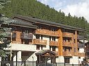 Camping Pas Cher vous présente avec son site Officiel campingpascher.fr, la Résidence Odalys Essentielle Les Jardins De Val - Les Verdets, située sur la commune de Val D'isere dans le département Savoie (Rhône Alpes) en France. La résidence Odalys Essentielle Les Jardins De Val - Les Verdets, vous présente un hébergement de type studio de 22 m² pour 2 personnes et télévision. La résidence Odalys Essentielle Les Jardins De Val - Les Verdets vous proposeun séjour PAS CHER avec une REMISEdu sam. 27 juin au sam. 04 juillet 2026, en promotion à -30% pour 7 nuits à 272,30 € au lieu de 389,0 € soit une Économie de 116,70 €. Cette location propose 9 dates différentes pour réserver votre séjour. Découvrez également les 3 autres gammes d'hébergements de la résidence. Canyoning, Escalade, Randonnée, Épicerie,... En savoir plus : cliquez-ICI.