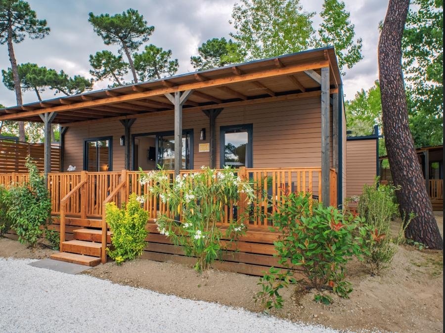 Camping Pas Cher vous présente avec son site Officiel campingpascher.fr, le Camping Club Del Sole Milano Marittima Boutique Resort, situé sur la commune de Milano Marittima dans le département Ravenne (Emilia Romagna) en Italie. Le camping Club Del Sole Milano Marittima Boutique Resort, vous présente un hébergement de type lodge de 34 m² pour 4 personnes et télévision. Le camping Club Del Sole Milano Marittima Boutique Resort vous propose du lundi 07 septembre au lundi 14 septembre 2026 pour 7 nuits à 957.5€. Cette location propose 13 dates différentes pour réserver votre séjour. Découvrez également les 6 autres gammes d'hébergements du camping. Mer, Piscine extérieure, Aire de jeux enfants, Court de tennis, Parcours sportif, Terrain de beach-volley, Bar, Pizzeria, Plats à emporter, Restaurant, Épicerie,... En savoir plus : cliquez-ICI.