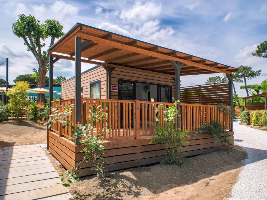 Camping Pas Cher vous présente avec son site Officiel campingpascher.fr, le Camping Club Del Sole Milano Marittima Boutique Resort, situé sur la commune de Milano Marittima dans le département Ravenne (Emilia Romagna) en Italie. Le camping Club Del Sole Milano Marittima Boutique Resort vous propose un hébergement de type lodge de 27 m² pour 4 personnes avec climatisation (télévision). L'établissement vous propose 6 autres types d'hébergements. Découvrez tous nos séjours à petits prix dans la commune et aux alentours de Milano Marittima du département : Ravenne (Emilia Romagna). Mer, Piscine extérieure, Aire de jeux enfants, Court de tennis, Parcours sportif, Terrain de beach-volley, Bar, Pizzeria, Plats à emporter, Restaurant, Épicerie,... En savoir plus : cliquez-ICI.