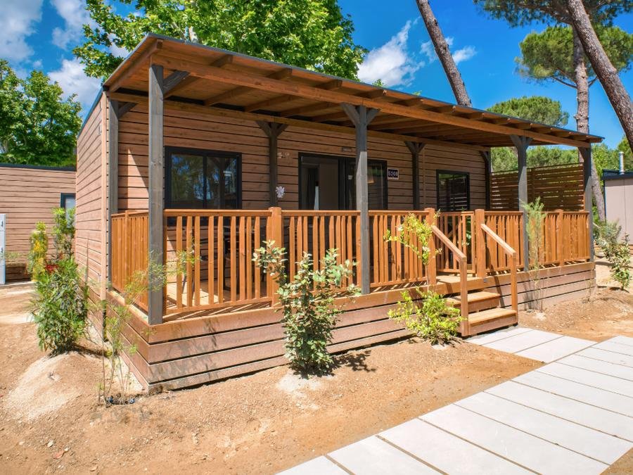 Camping Pas Cher vous présente avec son site Officiel campingpascher.fr, le Camping Club Del Sole Milano Marittima Boutique Resort, situé sur la commune de Milano Marittima dans le département Ravenne (Emilia Romagna) en Italie. Le camping Club Del Sole Milano Marittima Boutique Resort, vous présente un hébergement de type lodge de 33 m² pour 6 personnes avec climatisation et télévision. Le camping Club Del Sole Milano Marittima Boutique Resort vous propose du mercredi 09 septembre au mercredi 16 septembre 2026 pour 7 nuits à 860.5€. Cette location propose 6 dates différentes pour réserver votre séjour. Découvrez également les 6 autres gammes d'hébergements du camping. Mer, Piscine extérieure, Aire de jeux enfants, Court de tennis, Parcours sportif, Terrain de beach-volley, Bar, Pizzeria, Plats à emporter, Restaurant, Épicerie,... En savoir plus : cliquez-ICI.