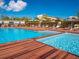 Camping Pas Cher vous présente avec son site Officiel campingpascher.fr, le Camping Club Del Sole Milano Marittima Boutique Resort, situé sur la commune de Milano Marittima dans le département Ravenne (Emilia Romagna) en Italie. Le camping Club Del Sole Milano Marittima Boutique Resort, vous présente un hébergement de type lodge de 33 m² pour 6 personnes avec climatisation et télévision. Le camping Club Del Sole Milano Marittima Boutique Resort vous propose du mercredi 09 septembre au mercredi 16 septembre 2026 pour 7 nuits à 860.5€. Cette location propose 6 dates différentes pour réserver votre séjour. Découvrez également les 6 autres gammes d'hébergements du camping. Mer, Piscine extérieure, Aire de jeux enfants, Court de tennis, Parcours sportif, Terrain de beach-volley, Bar, Pizzeria, Plats à emporter, Restaurant, Épicerie,... En savoir plus : cliquez-ICI.