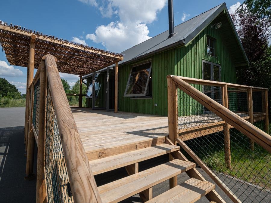 Camping Pas Cher vous présente avec son site Officiel campingpascher.fr, la Résidence Belle-Ile Natura Lodges By Odalys classé 4 étoiles, située sur la commune de Bangor dans le département Morbihan (Bretagne) en France. La résidence Belle-Ile Natura Lodges By Odalys vous propose un hébergement de type lodge de 40 m² (télévision). L'établissement vous propose 2 autres types d'hébergements. Découvrez tous nos séjours à petits prix dans la commune et aux alentours de Bangor du département : Morbihan (Bretagne). Piscine chauffée, Piscine couverte, Aire de jeux enfants, Cyclisme, Location de bateaux, Ping-pong, Pétanque, Randonnée, Salle de fitness, Surf, Bar, Restaurant, Épicerie,... En savoir plus : cliquez-ICI.