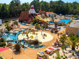 Camping Pas Cher vous présente avec son site Officiel campingpascher.fr, le Camping Tour Opérateurs Et Particuliers Sur Les Genêts classé 5 étoiles, situé sur la commune de Saint Jean De Monts dans le département Vendée (Pays De La Loire) en France. Le camping Tour Opérateurs Et Particuliers Sur Les Genêts, vous présente un hébergement de type mobil-home de 27 m² pour 1 personne. Le camping Tour Opérateurs Et Particuliers Sur Les Genêts vous proposeun séjour PAS CHER avec une REMISEdu sam. 13 juin au sam. 20 juin 2026, en promotion à -40% pour 7 nuits à 541 € au lieu de 903,0 € soit une Économie de 362 €. Cette location propose 7 dates différentes pour réserver votre séjour. Découvrez également les 3 autres gammes d'hébergements du camping. Mer, Parc aquatique, Piscine couverte, Piscine extérieure, Animations familiales, Club ados, Club enfants, Aire de jeux enfants, Baby-foot, Canoë-kayak, Centre équestre, Court de tennis, Flipper, Golf, Ping-pong, Piscine, Pétanque, Salle de jeux vidéo, Terrain multisports, Bar, Plats à emporter, Épicerie,... En savoir plus : cliquez-ICI.