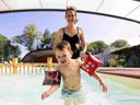 Camping Pas Cher vous présente avec son site Officiel campingpascher.fr, le Camping Au Gré Des Vents Sites Et Paysages classé 3 étoiles, situé sur la commune de Rochefort En Terre dans le département Morbihan (Bretagne) en France. Le camping Au Gré Des Vents Sites Et Paysages, vous présente un hébergement de type tente de 20 m² pour 1 personne. Le camping Au Gré Des Vents Sites Et Paysages vous propose du dimanche 20 septembre au dimanche 27 septembre 2026 pour 7 nuits à 308€. Cette location propose 63 dates différentes pour réserver votre séjour. Découvrez également les 3 autres gammes d'hébergements du camping. Piscine couverte, Animation enfants, Animations familiales, Aire de jeux enfants, Baby-foot, Ping-pong, Pétanque, Terrain multisports, Trampoline, Bar, Dépôt de pain, Restaurant, Snack/Bar,... En savoir plus : cliquez-ICI.