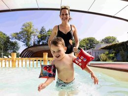 Camping Pas Cher vous présente avec son site Officiel campingpascher.fr, le Camping Au Gré Des Vents Sites Et Paysages classé 3 étoiles, situé sur la commune de Rochefort En Terre dans le département Morbihan (Bretagne) en France. Le camping Au Gré Des Vents Sites Et Paysages, vous présente un hébergement de type tente de 20 m² pour 1 personne. Le camping Au Gré Des Vents Sites Et Paysages vous propose du dimanche 20 septembre au dimanche 27 septembre 2026 pour 7 nuits à 308€. Cette location propose 63 dates différentes pour réserver votre séjour. Découvrez également les 3 autres gammes d'hébergements du camping. Piscine couverte, Animation enfants, Animations familiales, Aire de jeux enfants, Baby-foot, Ping-pong, Pétanque, Terrain multisports, Trampoline, Bar, Dépôt de pain, Restaurant, Snack/Bar,... En savoir plus : cliquez-ICI.