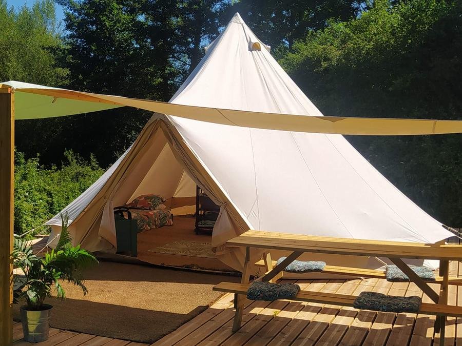 Camping Pas Cher vous présente avec son site Officiel campingpascher.fr, le Camping Le Mas D'Ayen, situé sur la commune de Ayen dans le département Corrèze (Limousin) en France. Le camping Le Mas D'Ayen vous propose un hébergement de type tente. L'établissement vous propose 4 autres types d'hébergements. Découvrez tous nos séjours à petits prix dans la commune et aux alentours de Ayen du département : Corrèze (Limousin). Piscine extérieure, Bar, Dépôt de pain, Snack/Bar, Épicerie,... En savoir plus : cliquez-ICI.