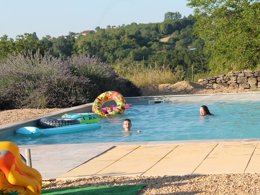 Camping Pas Cher vous présente avec son site Officiel campingpascher.fr, le Camping Le Mas D'Ayen, situé sur la commune de Ayen dans le département Corrèze (Limousin) en France. Le camping Le Mas D'Ayen vous propose un hébergement de type tente. L'établissement vous propose 4 autres types d'hébergements. Découvrez tous nos séjours à petits prix dans la commune et aux alentours de Ayen du département : Corrèze (Limousin). Piscine extérieure, Bar, Dépôt de pain, Snack/Bar, Épicerie,... En savoir plus : cliquez-ICI.