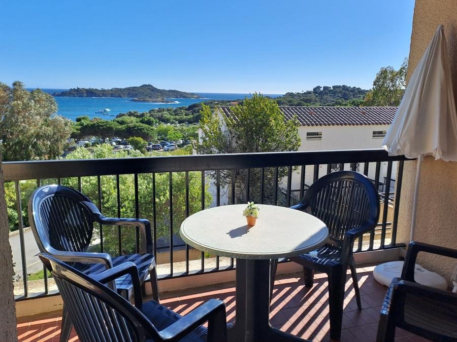 Camping Pas Cher vous présente avec son site Officiel campingpascher.fr, la Résidence VVF Hyères Presqu'île De Giens, située sur la commune de Giens dans le département Var (Provence Alpes Côte D'azur) en France. La résidence VVF Hyères Presqu'île De Giens, vous présente un hébergement de type appartement de 23 m² pour 4 personnes. La résidence VVF Hyères Presqu'île De Giens vous propose du sam. 04 juillet au sam. 11 juillet 2026, en promotion à -10% pour 7 nuits à 1083,60 € au lieu de 1204,0 € soit une Économie de 120,40 €. Cette location propose 101 dates différentes pour réserver votre séjour. Découvrez également les 7 autres gammes d'hébergements de la résidence. Animations familiales, Club enfants, Ping-pong, Pétanque, Terrain de volley-ball, Snack/Bar,... En savoir plus : cliquez-ICI.